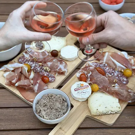 Sous La Glycine Bed and Breakfast 3*