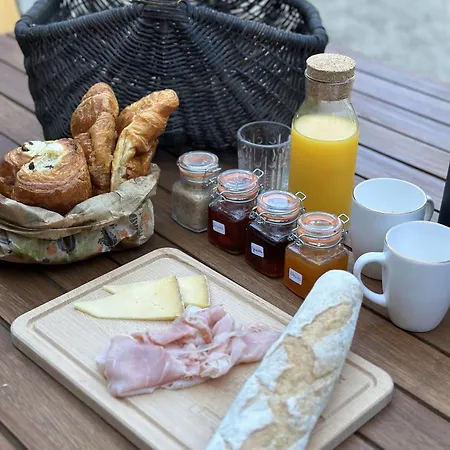 Sous La Glycine Bed and Breakfast 3*